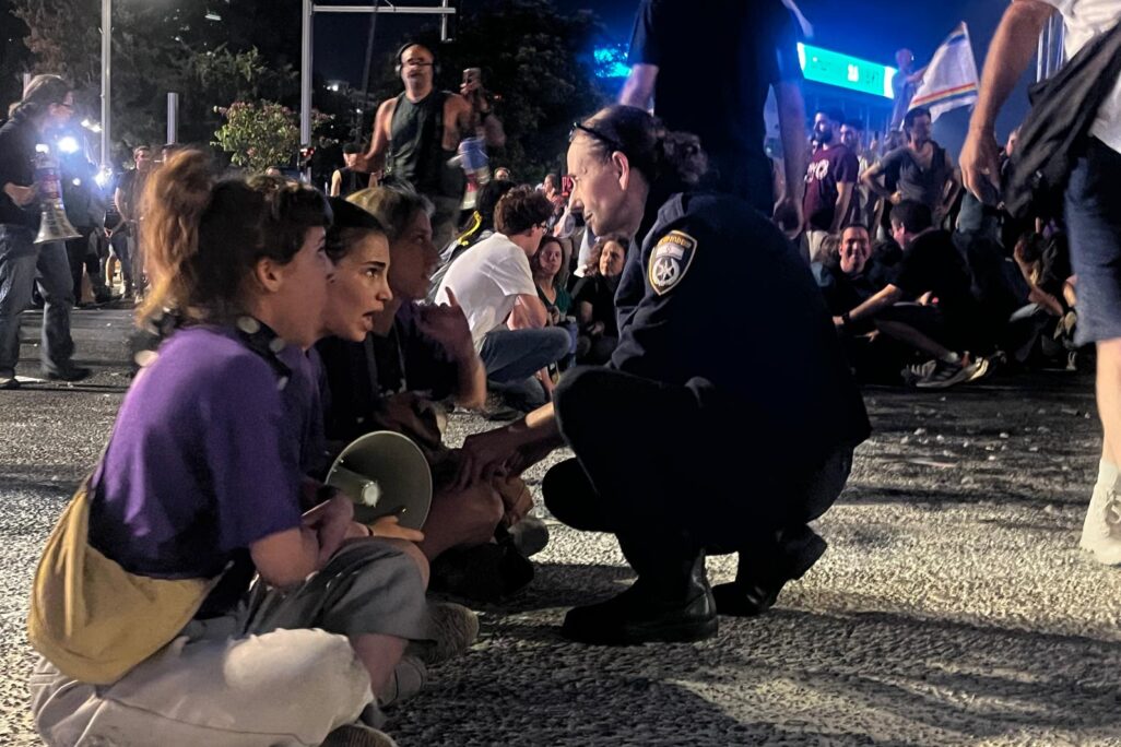 שוטרת ומפגינות ברחוב קפלן בתל אביב (צילום: אורן דגן)