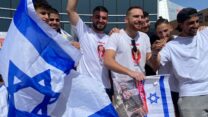 חבריו של אלמוג מאיר מחוץ למרכז הרפואי שיבא, אליו הובא לאחר שחרורו משבי חמאס (צילום: יהל פרג')