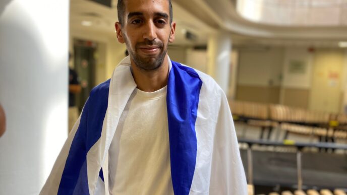 יוסף, תושב רמת גן, הגיע למרכז הרפואי שיבא עם ההודעה על שחרור החטופים (צילום: יהל פרג')