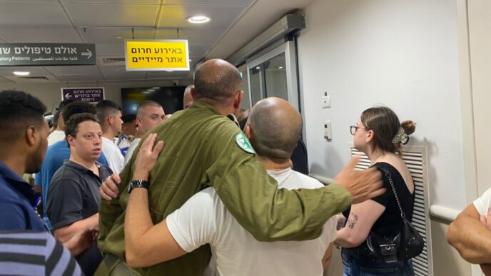 בני משפחה וחברים של אלמוג מאירי במרכז הרפואי שיבא אליו הובא לאחר שחרורו משבי חמאס (צילום: יהל פרג')
