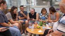 אלמוג מאיר ג'אן עם משפחתו לאחר השחרור (צילום: דובר צה"ל)