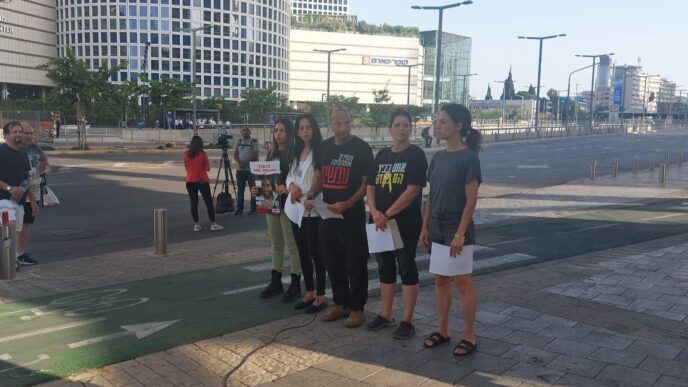 משפחות החטופים בהצהרה בצומת קפלן בתל אביב (צילום: מיכל מרנץ)