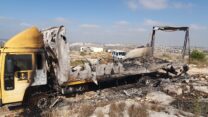 משאית המגורים בחוות אפרים שעלתה באש בעקבות הצתה (צילום: דוברות כבאות והצלה מחוז יו"ש)