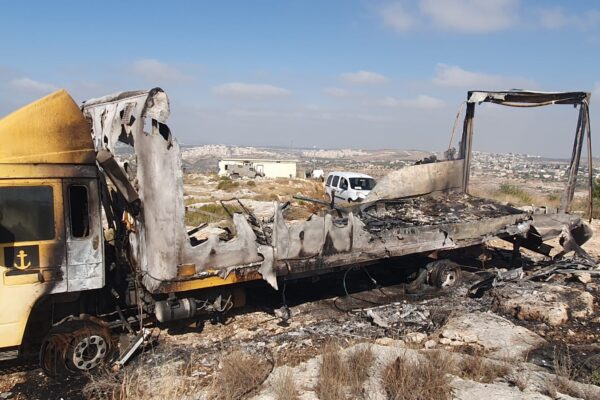 משאית המגורים בחוות אפרים שעלתה באש בעקבות הצתה (צילום: דוברות כבאות והצלה מחוז יו"ש)