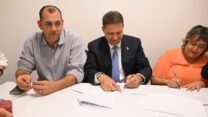 חתימה על הסכם השכר, מימין לשמאל: יפה בן דוד, חיים ביבס ואפי מלכין (צילום: חורחה נובומינסקי)