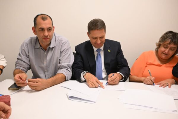 חתימה על הסכם השכר, מימין לשמאל: יפה בן דוד, חיים ביבס ואפי מלכין (צילום: חורחה נובומינסקי)