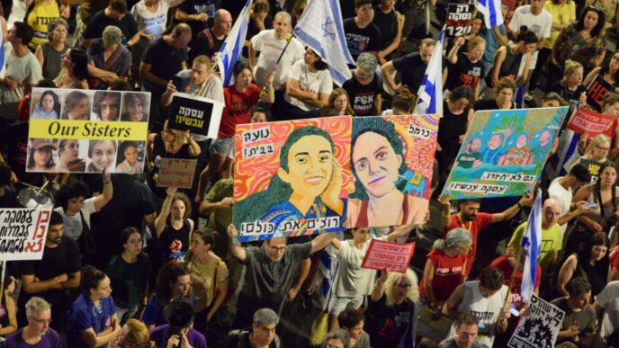 שלט עם תמונותיהן של נועה ארגמני ששוחררה משבי חמאס, והחטופה כרמל גת, בהפגנת מחאה נגד הממשלה בשדרות קפלן בתל אביב (צילום: אורן דגן)