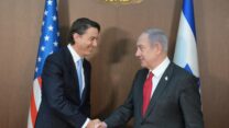 נתניהו עם היועץ לנשיא ארה"ב, עמוס הוכשטיין (צילום ארכיון: עמוס בן גרשום, לע"מ)