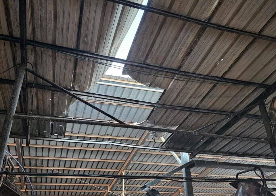 הרפת בקיבוץ עין השלושה לאחר פגיעת רקטות (צילום: דוברות המועצה האזורית אשכול) הרפת בקיבוץ עין השלושה לאחר פגיעת רקטות (צילום: דוברות המועצה האזורית אשכול)