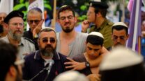 חיים דרעי (שני משמאל) אביו של לוחם המילואים סעדיה יעקב דרעי ז"ל, עם בניו אלחנן (שני מימין) והילל (במרכז) בהלווייתו בבית העלמין בחולון (צילום: דוד טברסקי)