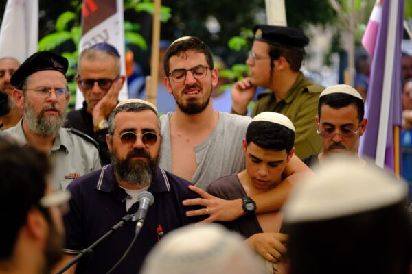 חיים דרעי (שני משמאל) אביו של לוחם המילואים סעדיה יעקב דרעי ז"ל, עם בניו אלחנן (שני מימין) והילל (במרכז) בהלווייתו בבית העלמין בחולון (צילום: דוד טברסקי)