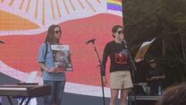שחר גוטשטדט להב (מימין) בצעדת הגאווה והתקווה ברחובות (צילום: אסף צבי)