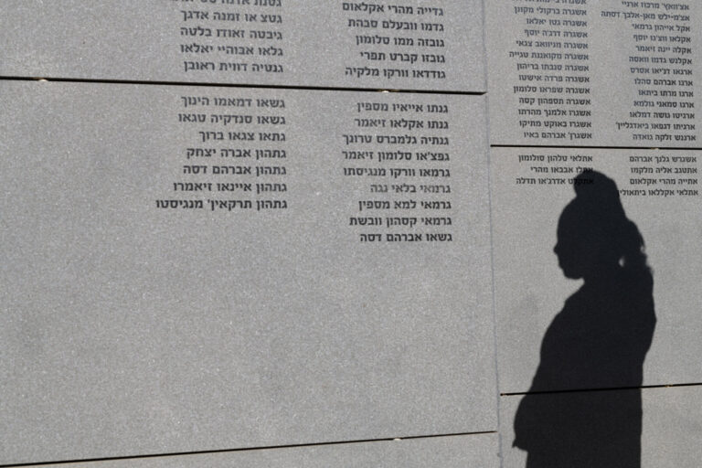 צלה של וורקו מנגיסטו על האנדרטה. &quot;יום הזיכרון הוא של כולנו, לא רק של יהודי אתיופיה. חלק מההיסטוריה של החברה הישראלית&quot; (צילום: יונתן בלום)