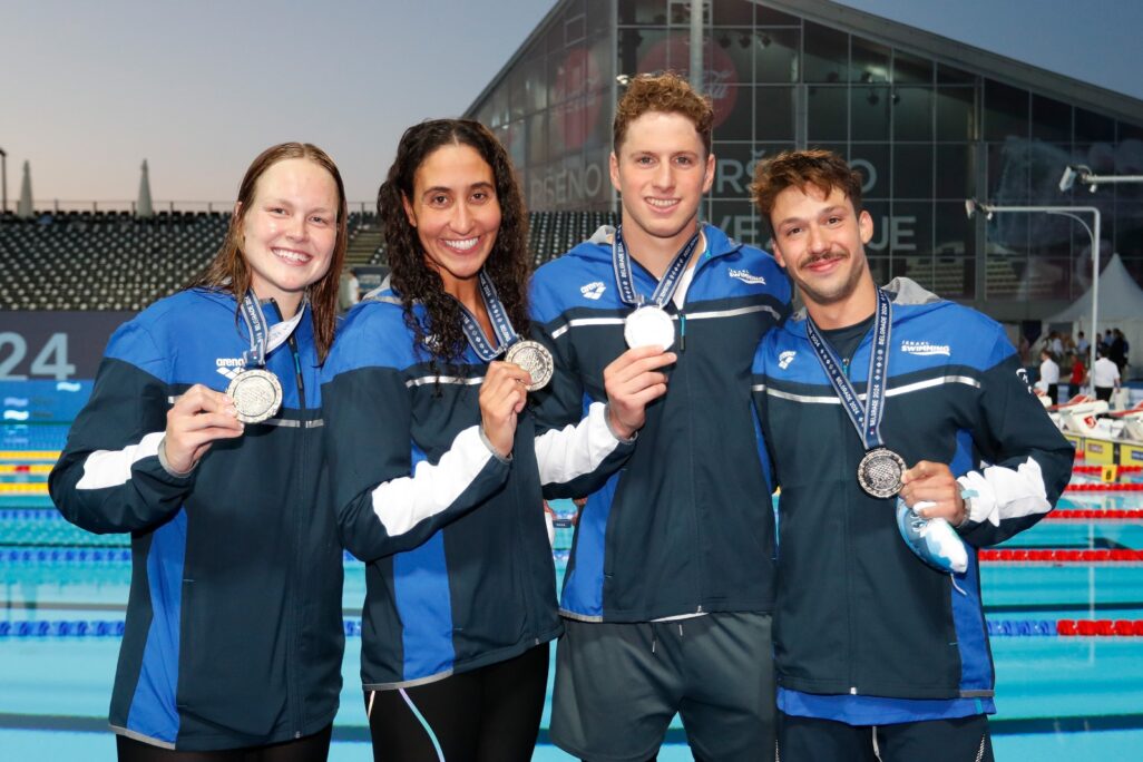 נבחרת השליחים מיקס של ישראל עם מדליות הזהב במשחה 100X4 מטר מעורב, באליפות אירופה בבלגרד (צילום: סימונה קסטרווילארי, איגוד השחייה)