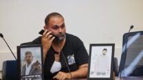 איציק בן לולו, אביו של אוראל אבוחצירה ז"ל, בדיון בוועדת העבודה והרווחה. "שכחו אותנו בצווים, לא סופרים אותנו" (צילום: נועם מושקוביץ, דוברות הכנסת)