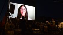 דבריה של נועה ארגמני מוקרנים בכיכר החטופים (צילום: אורן דגן)