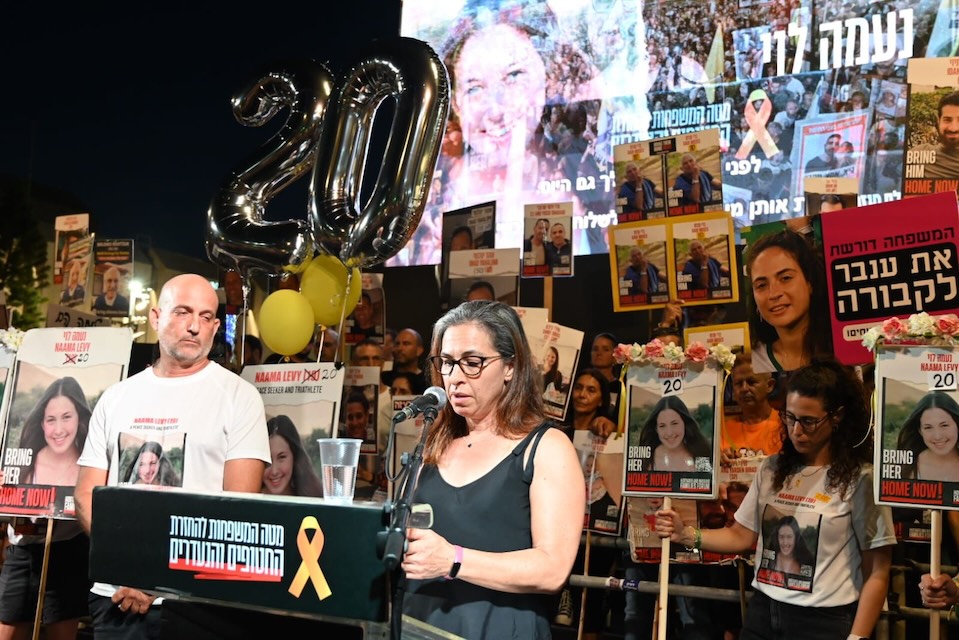 אמה של התצפיתנית החטופה נעמה לוי בעצרת בתל אביב (צילום: מטה המשפחות)