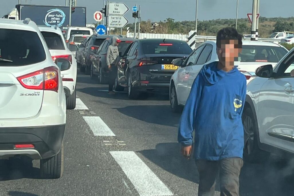 ילד פלסטיני מקבץ נדבות בכבישי הצפון (צילום: אלבום פרטי) ילד פלסטיני מקבץ נדבות בכבישי הצפון (צילום: אלבום פרטי)