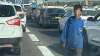 ילד פלסטיני מקבץ נדבות בכבישי הצפון (צילום: אלבום פרטי)