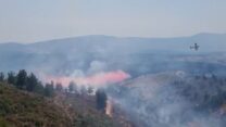 מסוק כיבוי פועל לכיבוי שריפה ביער ביריה (צילום: כבאות והצלה)