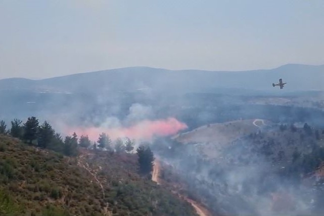מסוק כיבוי פועל לכיבוי שריפה ביער ביריה (צילום: כבאות והצלה)