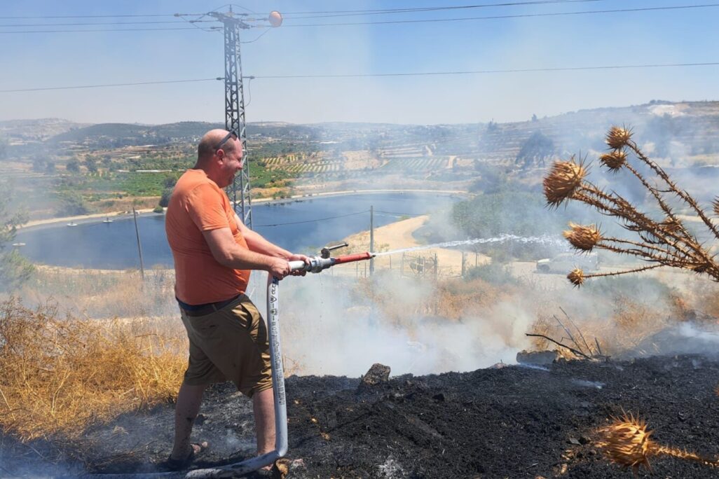 צוותי כיבוי בשריפה בכפר עציון (צילום: כברות והצלה)