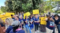 הפגנת תומכות החינוך מול עיריית חולון (צילום: דוברות ההסתדרות)