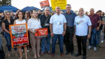 הפגנה נגד הקמת תחנת כח בצומת קסם. מימין: מנכ"ל משרד הבריאות לשעבר, פרופ' נחמן אש (צילום: יח"צ)