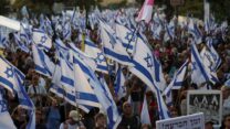 מפגינים מול משכן הכנסת בקריאה להקדמת הבחירות (צילום: REUTERS/Ronen Zvulun)