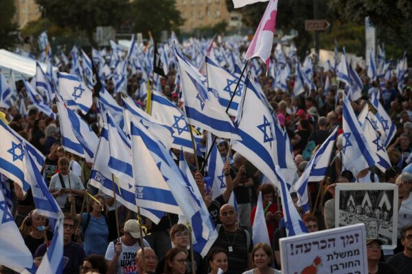 מפגינים מול משכן הכנסת בקריאה להקדמת הבחירות (צילום: REUTERS/Ronen Zvulun)