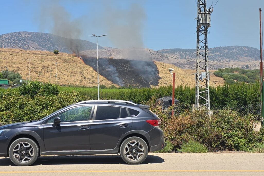 שריפה בתל חצור שבגליל העליון לאחר שיגורים לאיזור (צילום: דוברות המועצה האזורית הגליל העליון)
