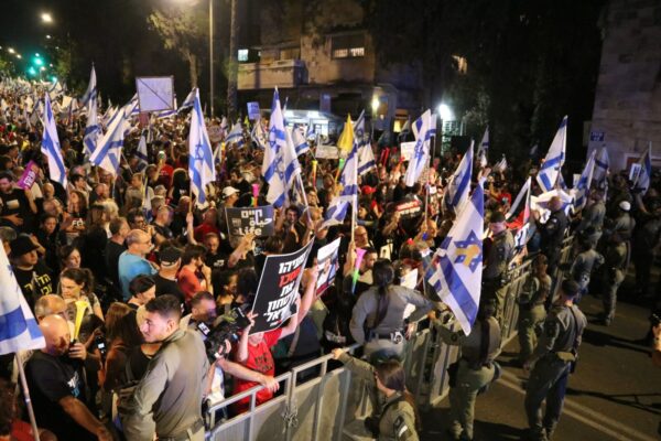 ההפגנה בירושלים. קוראים להפלת הממשלה (צילום: אמיר יעקובי)