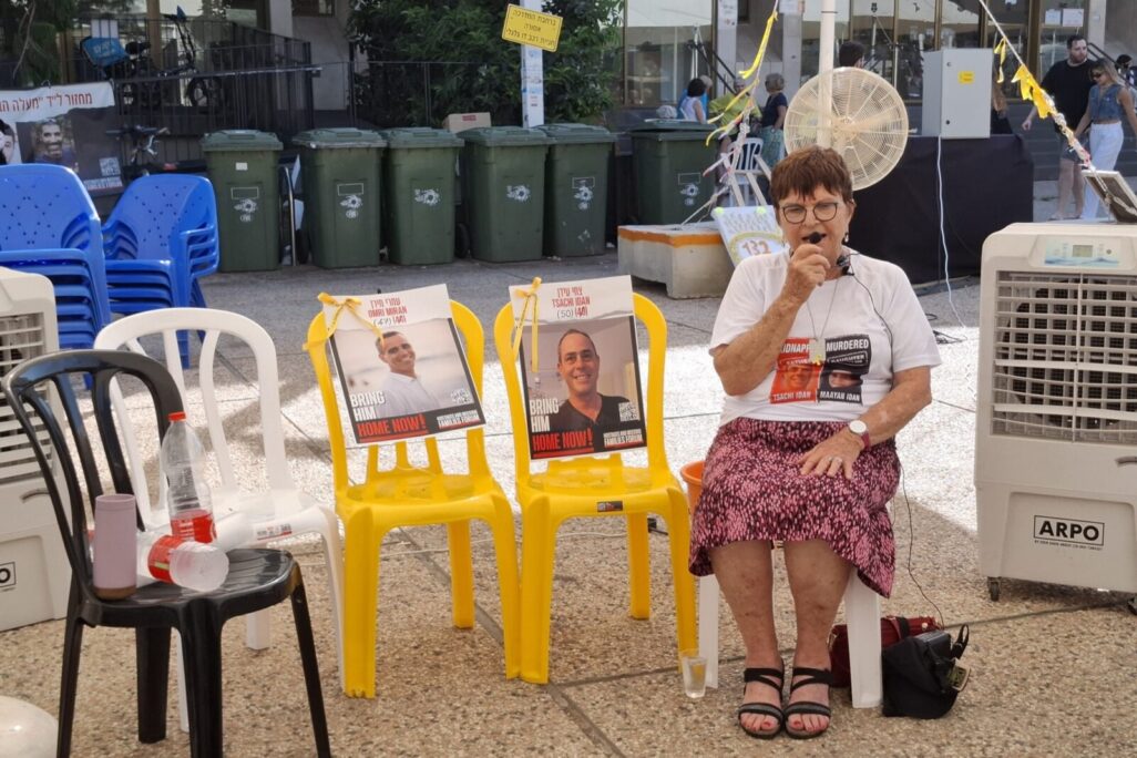 תמי הלוי לצד תמונותיהם של החטופים עמרי מירן וצחי עידן (צילום: הדס יום טוב)