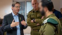 הנשיא הרצוג בביקור בפיקוד צפון. "קורא לרשות המיסים ולכל הגורמים שעוסקים בתמיכה בעסקים קטנים, בינוניים ותעשיות של מפעלים - לפעול הרבה יותר מהר" (צילום: דובר צה"ל)