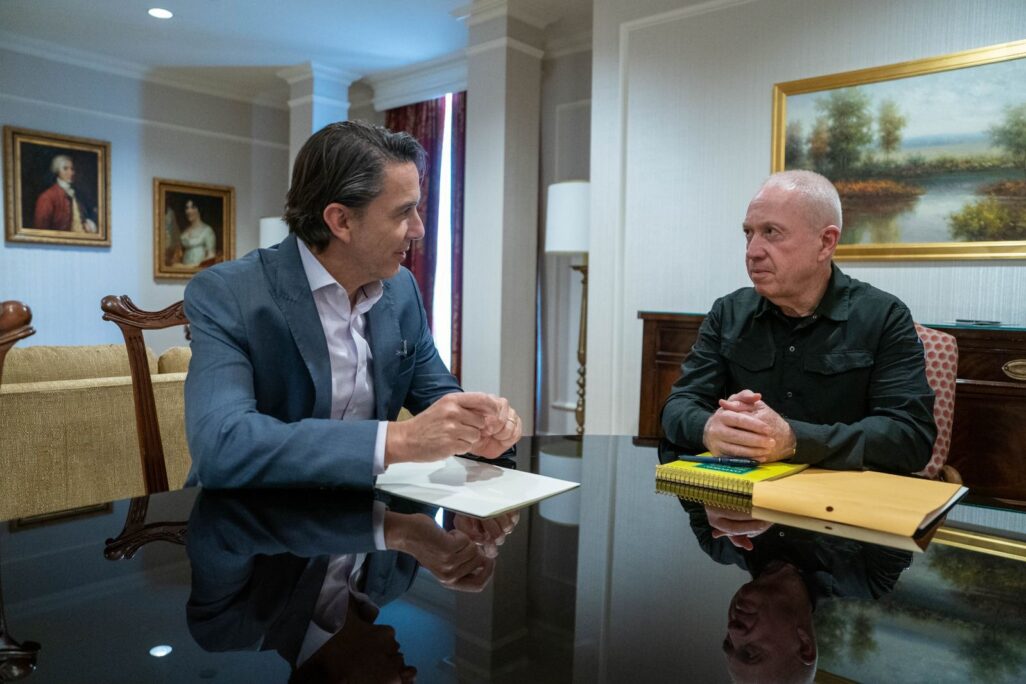 גלנט במפגש עם הוכשטיין (צילום: אריאל חרמוני, משרד הביטחון)