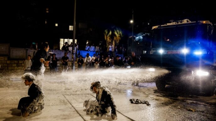 מכת״זית משטרתית מכוונת אל מפגינים חרדים נגד הגיוס בירושלים (צילום: חיים גולדברג/ פלאש90)