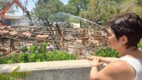 דלית יצחקי, חברת קיבוץ בארי, מול פינוי הריסות הקניון, שאותו ניהלה (צילום: דוברות קיבוץ בארי)