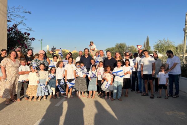 הנשיא עם קהילת כרם שלום השוהה באשלים. "צריכים לחדד מאוד את צדקת הדרך שלנו" (צילום: דוברות בית הנשיא)