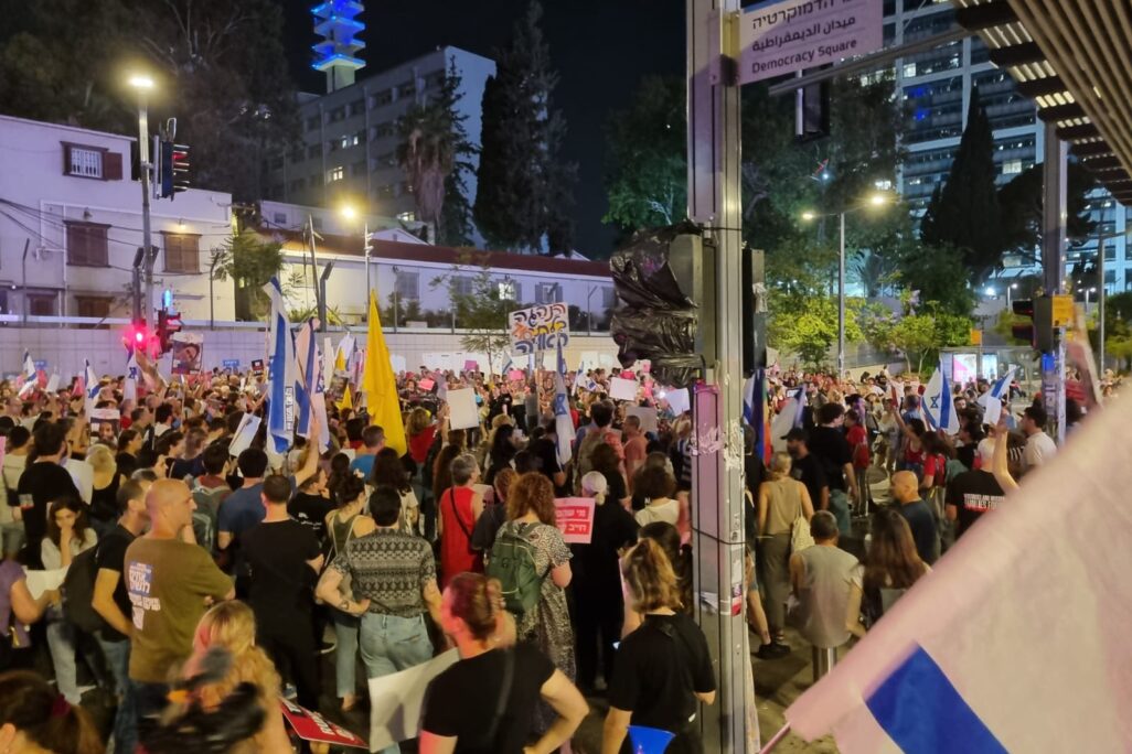 מפגינים בצעדה שהחלה בכיכר הבימה (צילום: אלון דוד) מפגינים בצעדה שהחלה בכיכר הבימה (צילום: אלון דוד)