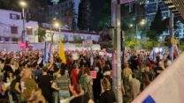 מפגינים בצעדה שהחלה בכיכר הבימה (צילום: אלון דוד)
