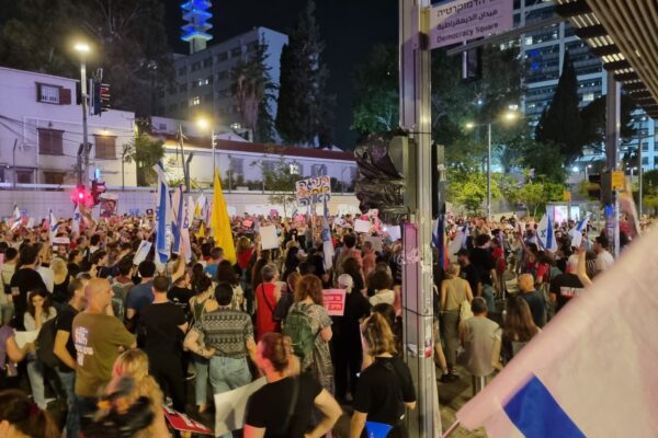 מפגינים בצעדה שהחלה בכיכר הבימה (צילום: אלון דוד)