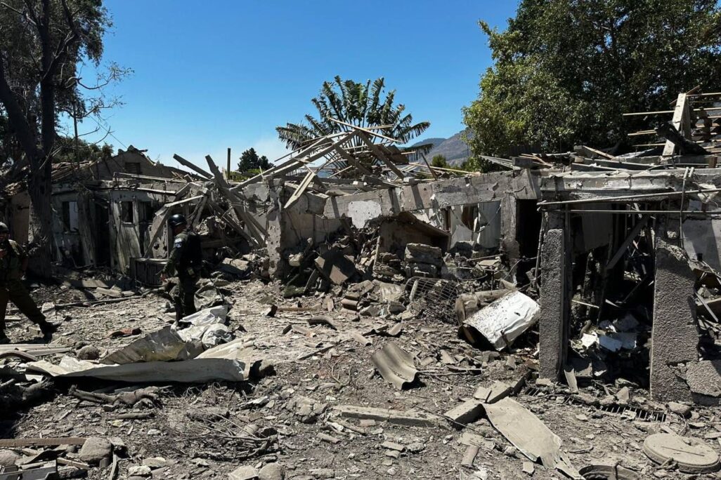 מבנה בקריית שמונה שנפגע מירי הטילים (צילום: כבאות והצלה לישראל) מבנה בקריית שמונה שנפגע מירי הטילים (צילום: כבאות והצלה לישראל)