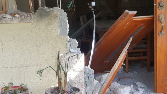 בית בכרם בן זמרה שנפגע מירי מלבנון (צילום: אלבום פרטי)