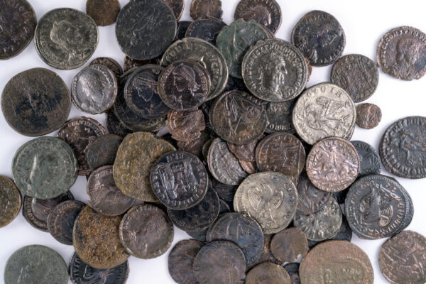 מטמון המטבעות שנחשף. בן 1,650 שנה (צילום: דפנה גזית, רשות העתיקות)