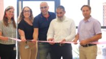 שחדה אלגבורה (מימין), חאבס אלטאונה, אברהים אבו ג'עפר, מרגלית בר ועדי נגר חונכים את המרכז לצעירות בסיכון. "דרך להעצים ולתת הזדמנויות" (צילום: ואליד אלעוברה)