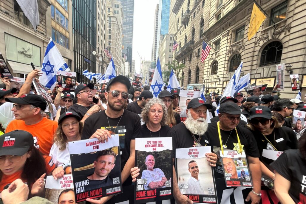 משפחות חטופים במצעד ישראל בניו יורק (צילום: מטה המשפחות)