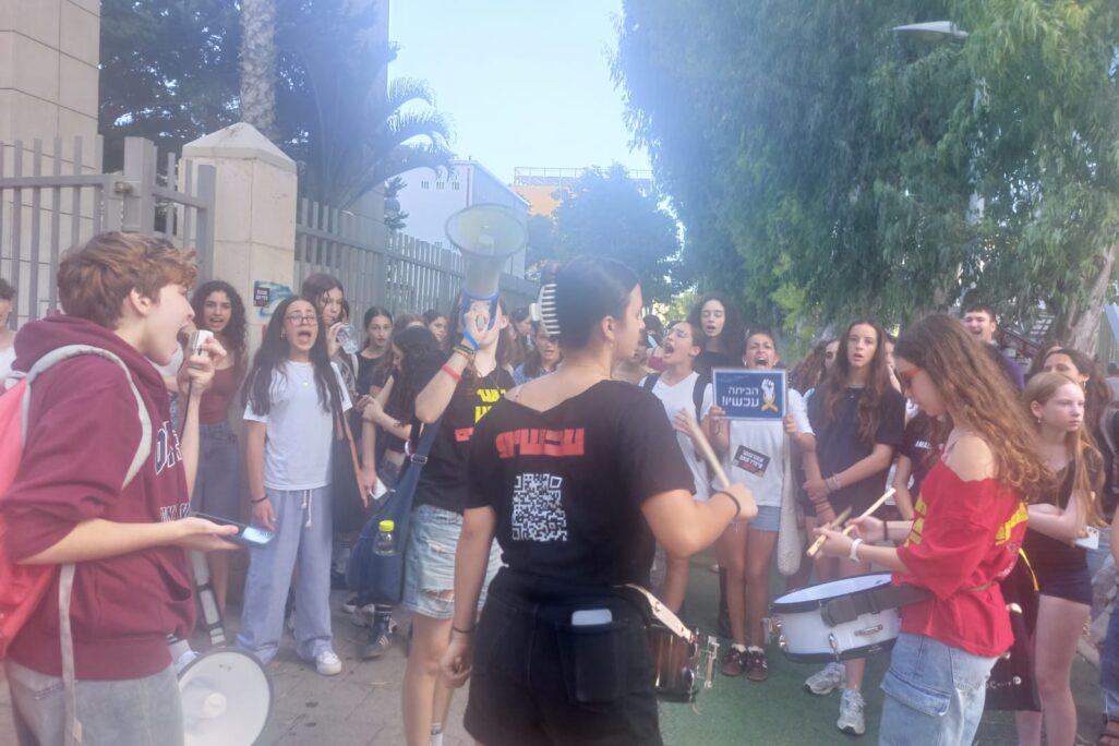 תלמידים מפגינים בעד עסקת חטופים מחוץ לעירוני א' בתל אביב (צילום: מיכל מרנץ)