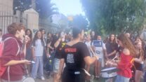 תלמידים מפגינים בעד עסקת חטופים מחוץ לעירוני א' בתל אביב (צילום: מיכל מרנץ)