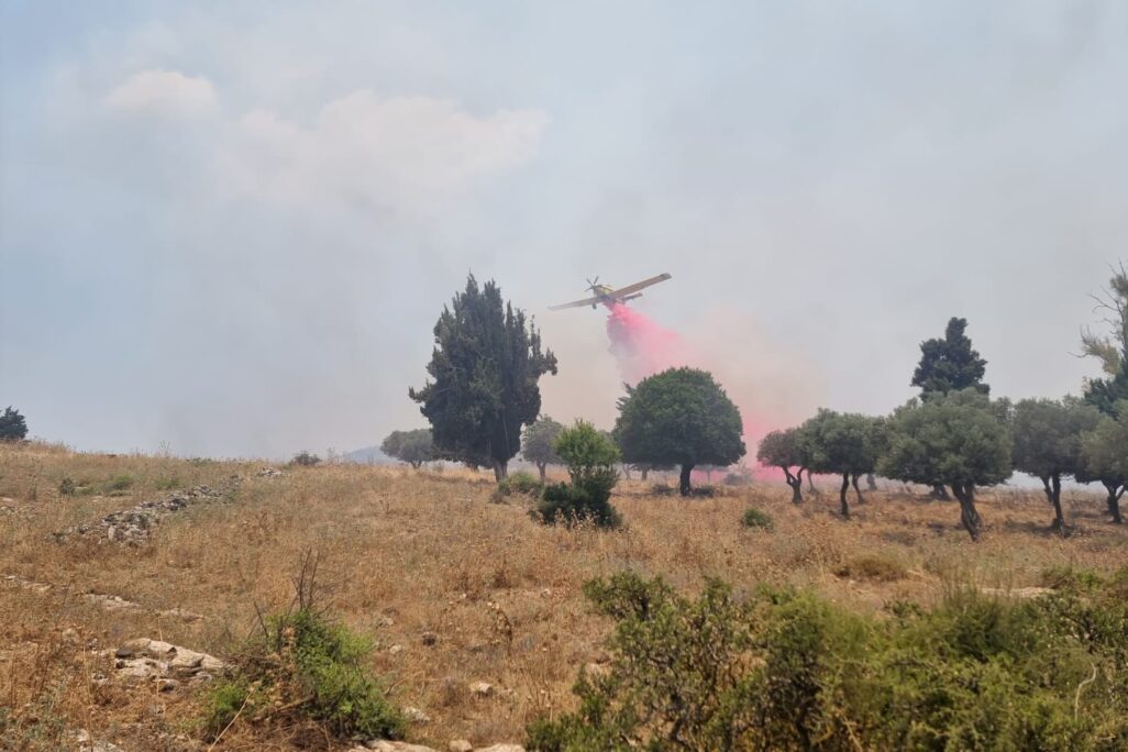מטוס מסייע בכיבוי שריפה בגליל העליון, בעקבות מטח רקטות מלבנון (צילום: קרן קיימת לישראל)