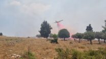 מטוס מסייע בכיבוי שריפה בגליל העליון, בעקבות מטח רקטות מלבנון (צילום: קרן קיימת לישראל)